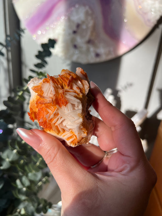 Vanadinite on Barite